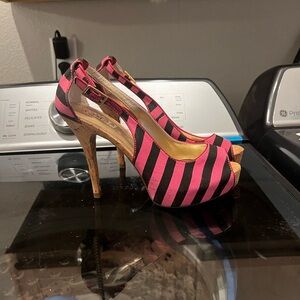Guess peep toe pumps